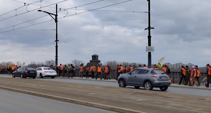 Pszczelarz spod Radomska na proteście rolników w Warszawie: To policjantka pierwsza psiknęła gazem. Niepotrzebnie