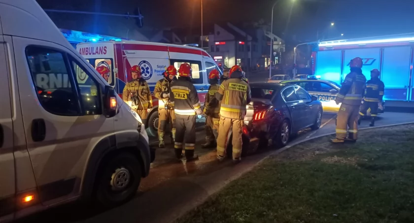 Zderzenie busa z samochodem osobowym na skrzyżowaniu Piastowskiej i Tysiąclecia. Sprawca był kompletnie pijany