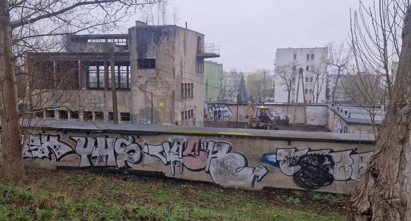 Czytelnik: Pracownicy powiedzieli, że sprzątanie zleca miasto, a to prywatny teren. Urząd Miasta: Sprząta spółdzielnia. I właściciel