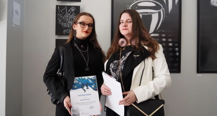 [FILM, ZDJĘCIA] „Smoki z Ekonomika”. Wernisaż uczniów i absolwentów Ekonomika w galerii Miejskiego Domu Kultury