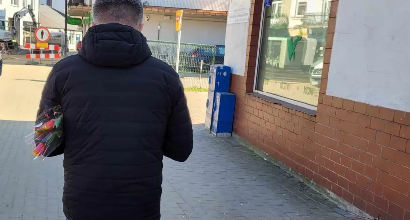 [ZDJĘCIA] W tym roku modne są goździki, słodkie ciasteczka a nawet pluszowe misie. Radomszczanie celebrują Dzień Kobiet