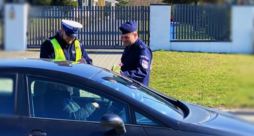Funkcjonariusze policji zatrzymywanym do kontroli paniom wręczali kwiaty i składali życzenia