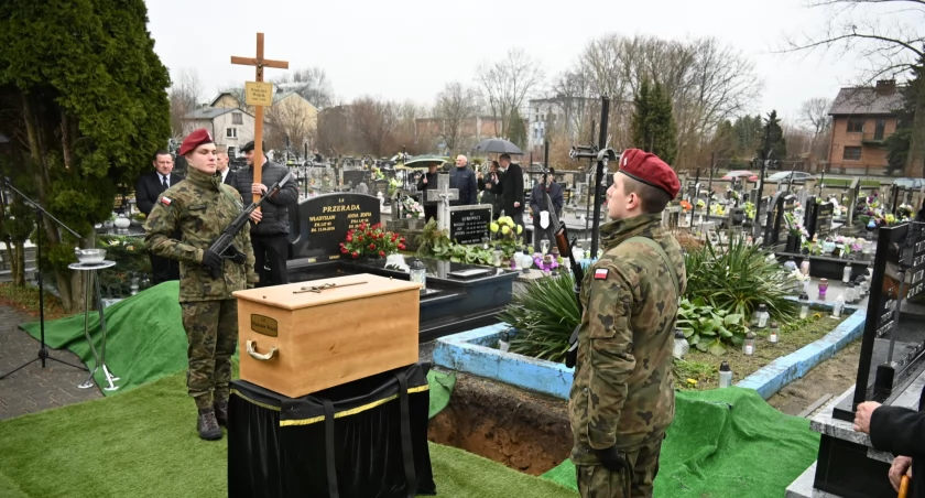 Władysław Wójcik z gminy Gidle pochowany po raz drugi, z wojskowymi honorami. Został skazany za współpracę z KWP