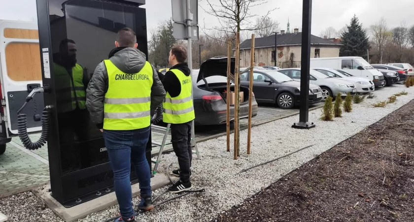 Darmowe ładowanie elektryków na parkingu przy Reymonta. Dla dwóch samochodów jednocześnie