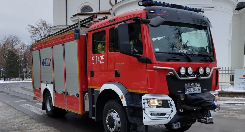 Dziewięć jednostek straży pożarnej gasi pożar w strefie ekonomicznej. Pali się dach Frigo Logistic