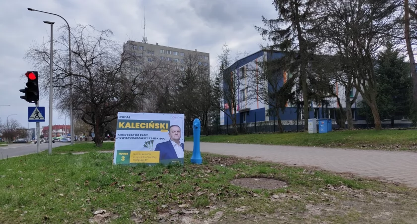 Kandydat OdNowy do Rady Powiatu zajął pas drogowy przy drodze powiatowej. Jednak zarządcy drogi, czyli starostwa, o zgodę nie pytał
