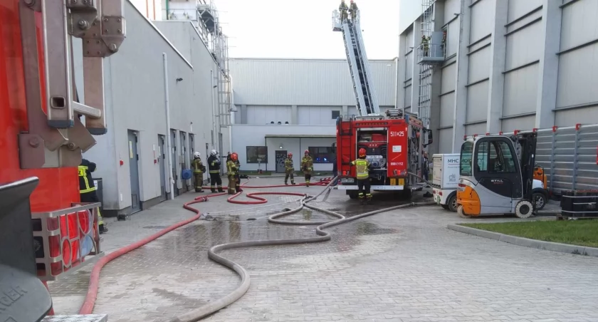 Pożar we Frigo Logistic. Spaliła się część instalacji. Straty oszacowano na 20 tys. zł. Ewakuowano 21 osób