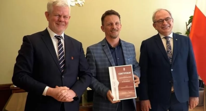 Srebrny Certyfikat Szkolenia dla RAP Radomsko. Odebrał go trener i koordynator Krzysztof Kowalski