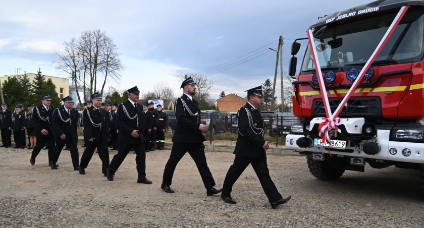 Wielkie strażackie święto w gminie Ładzice. Uroczyście przekazano nowe wozy, druhowie odebrali kluczyki