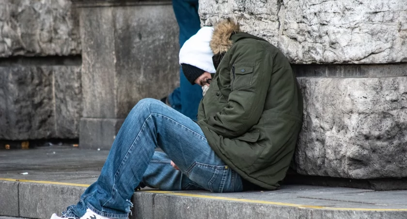 Bezdomni w Radomsku. Niektórzy przyjeżdżają do miasta co roku, wracają w tym samym czasie