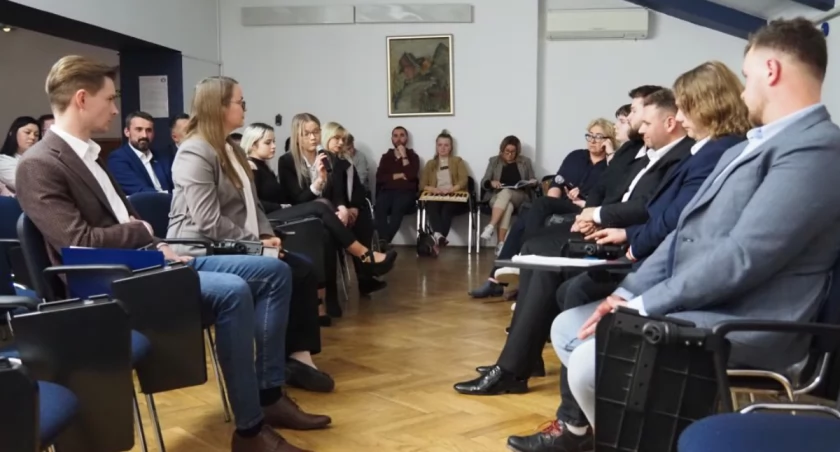 [FILM, ZDJĘCIA] „Radomsko dla młodych czy bez młodych”. Młodzi kandydaci startujący w najbliższych wyborach stworzyli listę postulatów