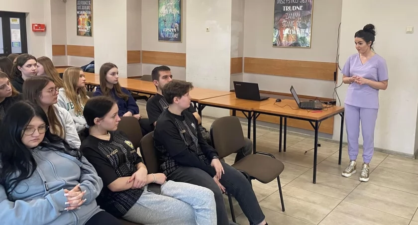Uczniowie Mechanika z klas rehabilitacyjno-zdrowotnych spotkali się z położną
