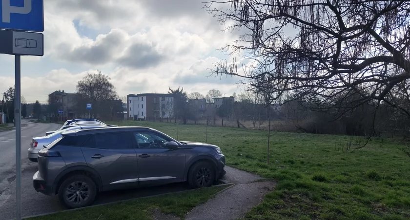 Cztery nowe bloki zamiast parkingu: „Bo miasto sprzedało działkę deweloperowi