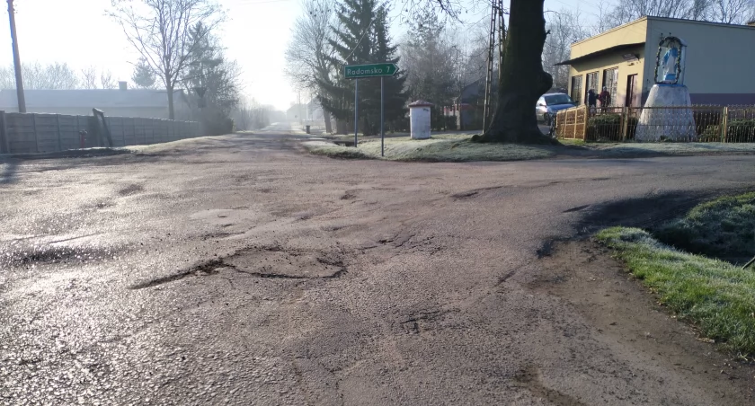 Dziurawe święto wiosny. Mieszkańcy: „Sito, tak można nazwać tę drogę