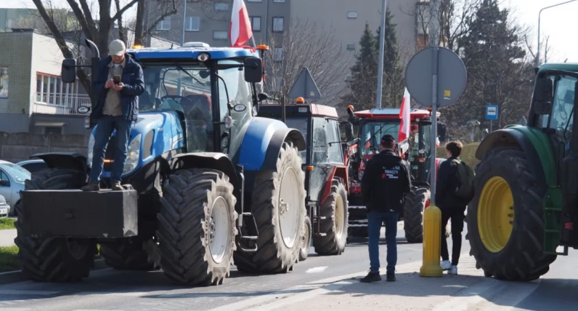 Rolnicy zablokowali ronda na Targowej i Brzeźnickiej. Ruch w mieście jest mniejszy, ale przed nami godziny szczytu