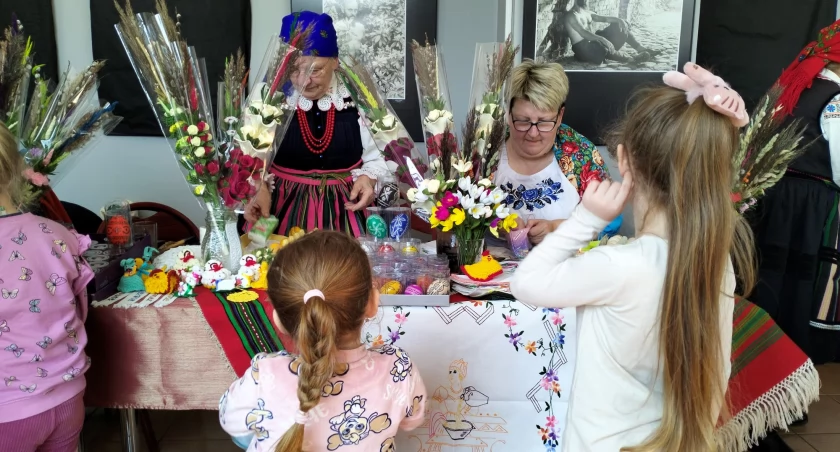 [FILM, ZDJĘCIA] Kiermasz Wielkanocny w Muzeum Regionalnym. Ludowi twórcy mają wiele do zaoferowania