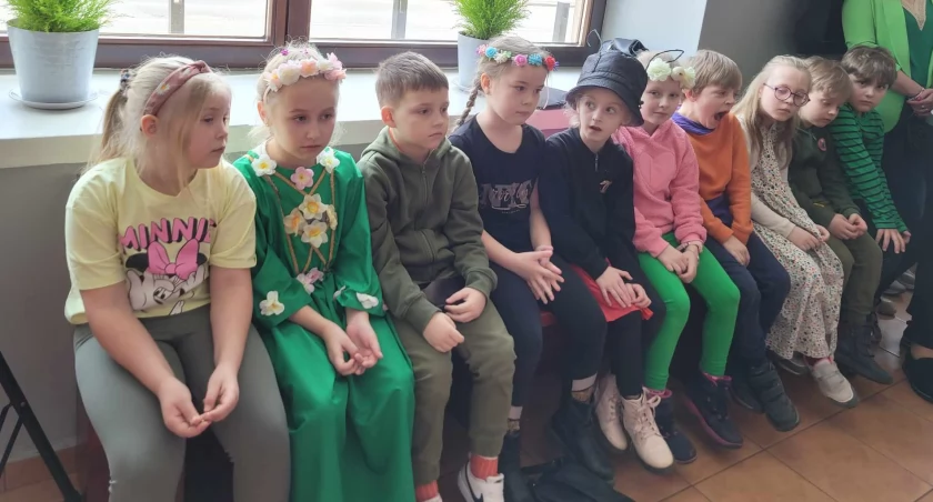 [ZDJĘCIA] Najmłodsi radomszczanie przywitali wiosnę. Były piosenki, wiersze i barwny korowód słomianych Marzann
