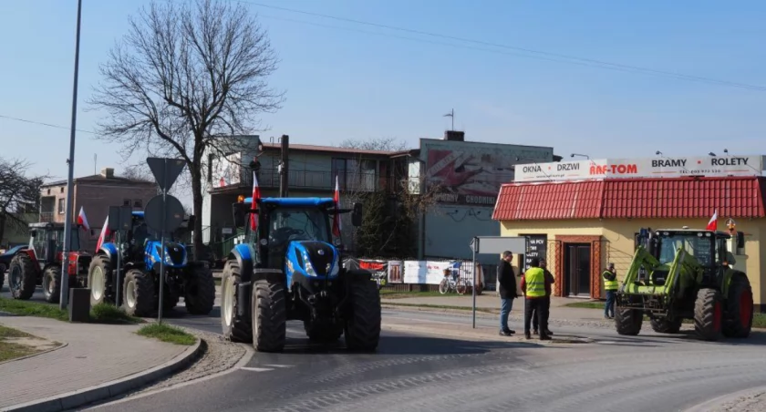 Rolnicy mieli blokować autostradę do piątku do godziny 12. Jednak odpalili swoje ciągniki i zjechali z niej wcześniej niż planowali