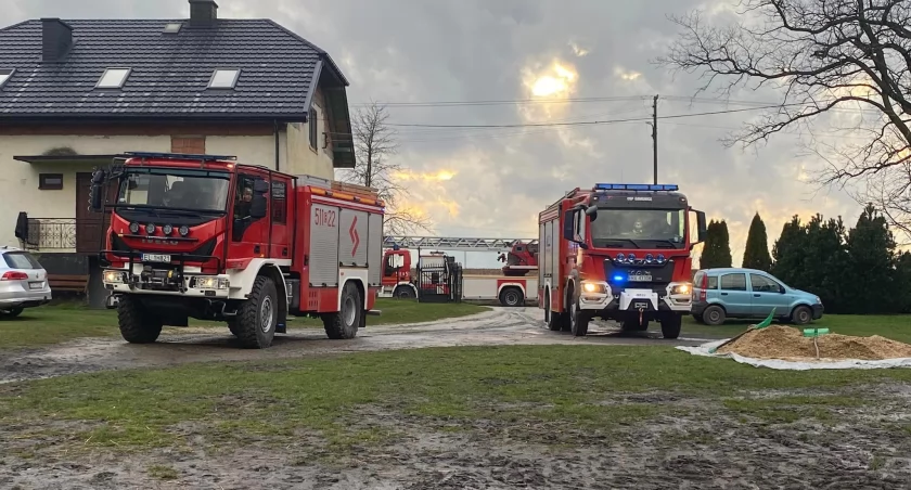 Mocno powiało i strażacy z mieli dwa wezwania. Do miejscowości Kolonia Piaszczyce i miejscowości Kletnia