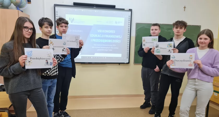Uczniowie z Dobryszyc odkrywali tajniki ekonomii. Bo zarządzać pieniędzmi trzeba się uczyć jak najwcześniej