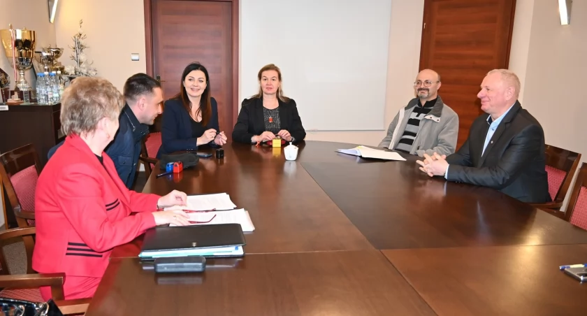 Umowy na remont zabytków podpisane. Podpisali się starosta i proboszczowie parafii w Pławnie i Żytnie