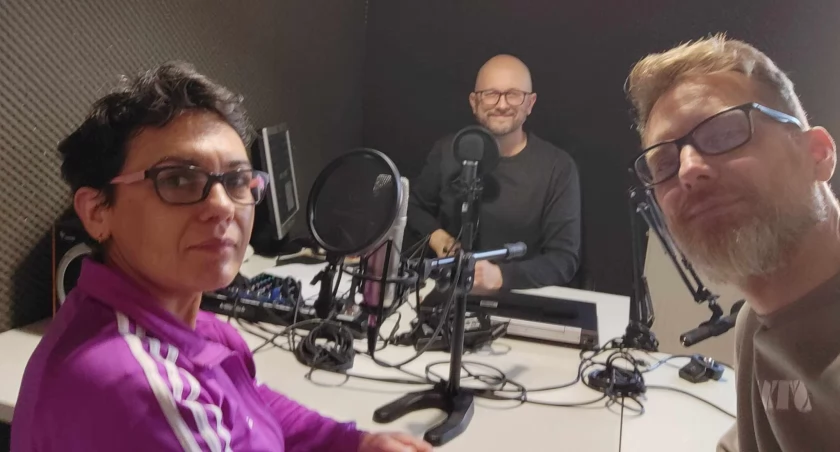 Szpadle wbite, loga wydrukowane, pory rozdane wyborcom. Praca aż wre. Zapraszamy na podcast Redakcyjne Kolegium Wyborcze
