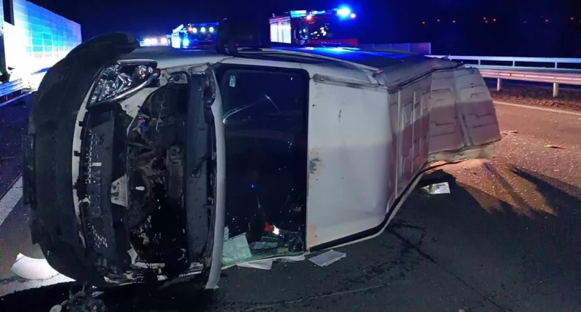 Autostrada A1. W busie pękła opona, samochód uderzył w bariery. W samochodzie było jeszcze dwóch pasażerów
