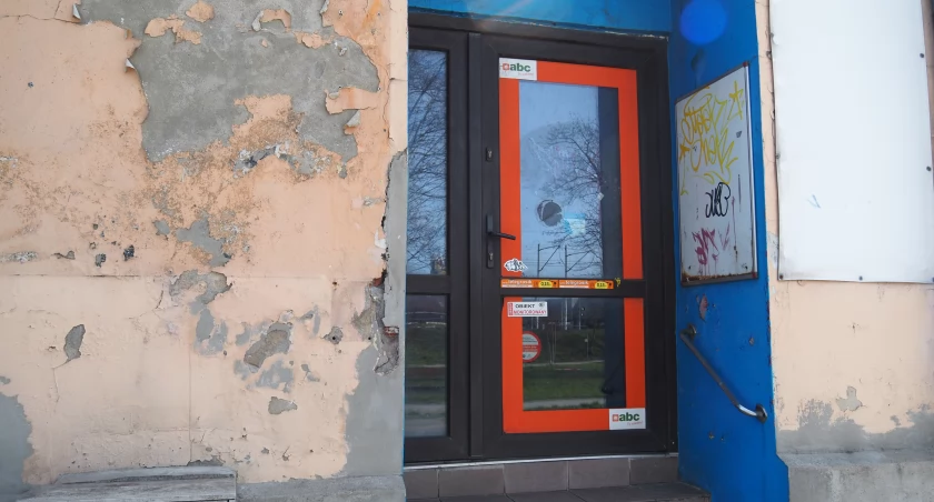 Wielkie kłopoty w małym handlu: Królują sieciówki, które dobijają mały handel