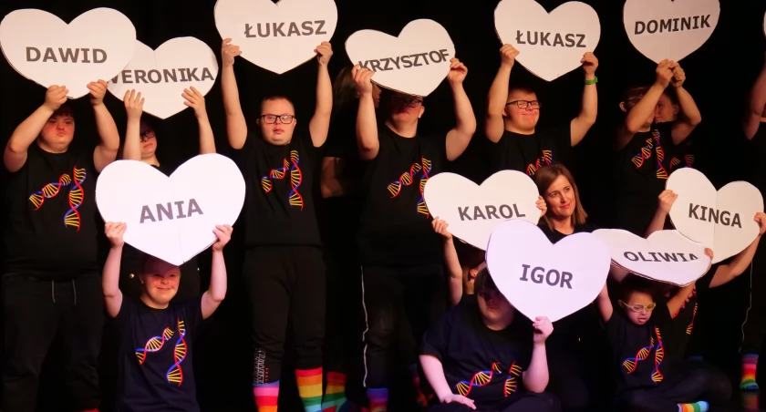 Dzień Kolorowej Skarpetki w Miejskim Domu Kultury. Z okazji Dnia Osób z Zespołem Downa