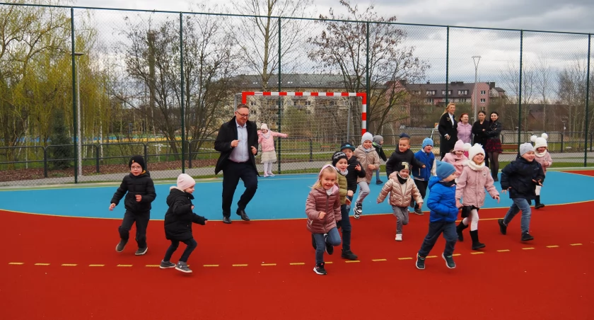 [ZDJĘCIA] Boisko wielofunkcyjne na Gliniankach otwarte. Codziennie od 7 rano do 21 wieczorem
