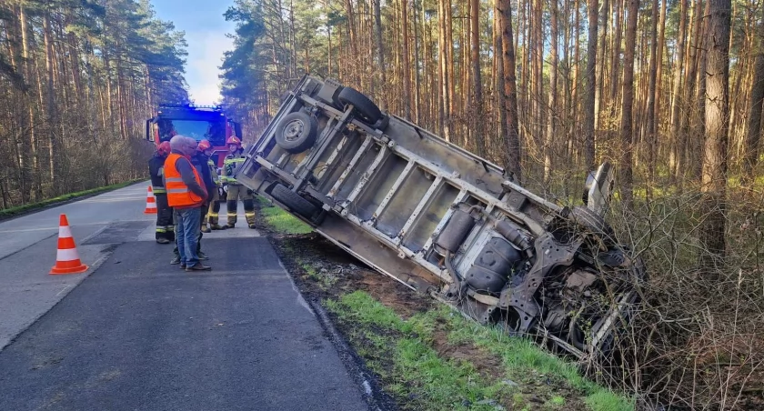 66-letni kierowca citroena jumpera zbyt mocno wciskał pedał gazu. Jazdę zakończył w przydrożnym rowie