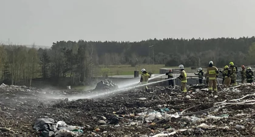 Strażacy gasili pożar składowiska śmieci w Płoszowie. Ogień zajął około 600 m kw. Prawdopodobnie doszło do samozapłonu