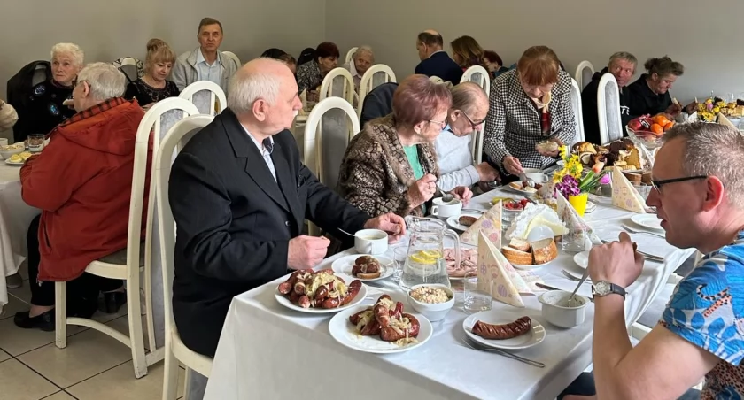 Wielkanocne śniadanie dla samotnych mieszkańców zorganizowało stowarzyszenie Naturalny Sukces Pomaga. Przygotowano 110 miejsc