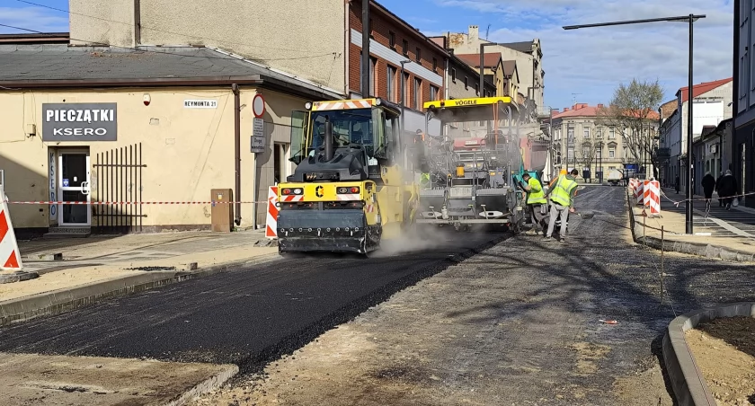 Na Reymonta leją już asfalt. I będą lali jakieś dwa tygodnie. Gotowe są już chodniki i kolejne w mieście rondo