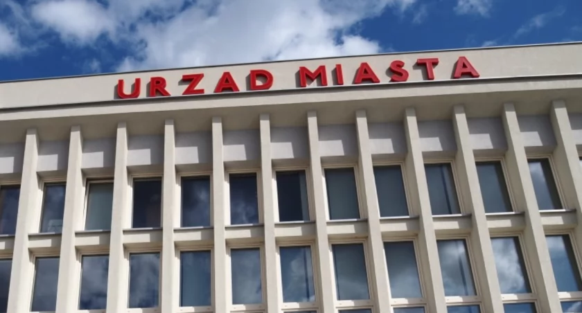 Coraz więcej osób chce głosować w Radomsku. W urzędzie miasta złożono prawie 100 wniosków o dopisanie tych, którzy tu nie mieszkają