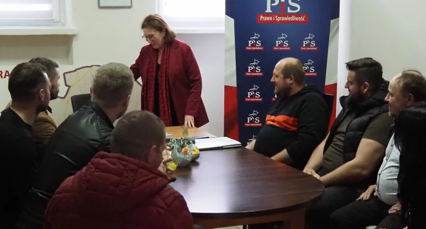 Rolnicy odwiedzili posłankę Milczanowską. Odwiedzą też posła Cieciórę. Zostawią list i powiedzą, dlaczego protestują