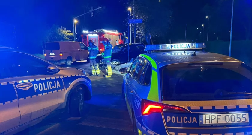 Zderzenie na skrzyżowaniu Piastowskiej i Tysiąclecia.Kobieta kierująca audi wymusiła pierwszeństwo przejazdu na ciężarówce. Policjanci wyczuli od niej alkohol 