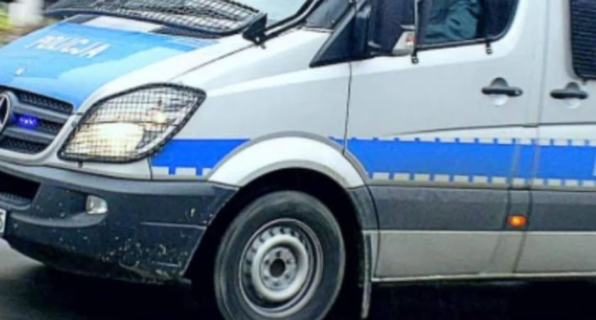 Kolizja na ulicy Łódzkiej. Kierowca forda spowodował zderzenie z motocyklistą 