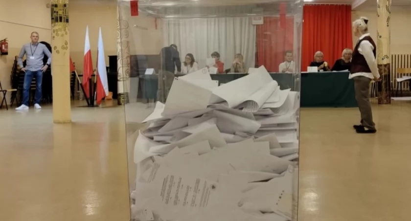 Cztery karty do głosowania, cztery krzyżyki. Lokale wyborcze czynne do godz. 21 [Wybory samorządowe 2024]