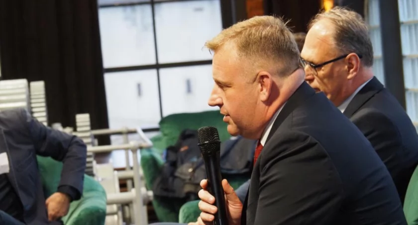Pierwsze nieoficjalne wyniki wyborów prezydenckich. W czterech komisjach wygrywa Łukasz Więcek