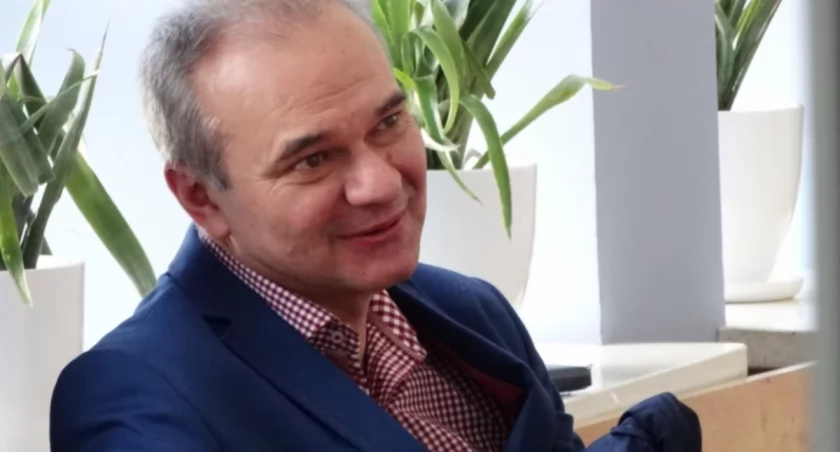 [Wybory samorządowe 2024] Miłoszowi Naczyńskiemu dopisało szczęście. Drugą turę wygrał w losowaniu. Mógł wejść Tomasz Małecki