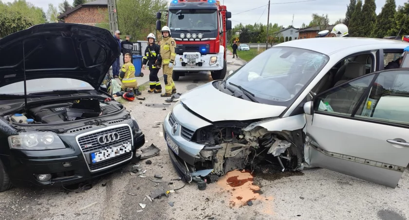 Wypadek w miejscowości Dąbrówka. Zderzenie dwóch samochodów osobowych. Jeden prowadziła kobieta, za kierownicą drugiego mężczyzna