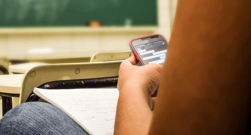 Smartfonoza, czyli cyfrowe uzależnienie uczniów. „Rodzice się nie interesują