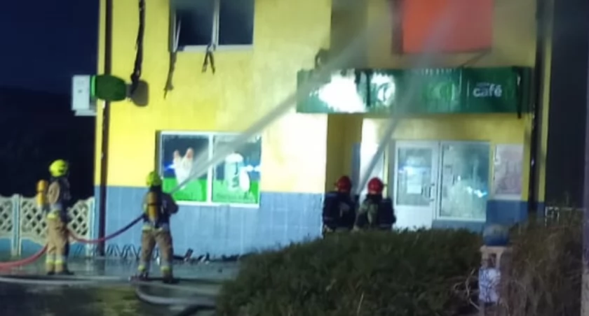 Strażacy wezwani do pożaru mieszkania w Ładzicach. Palił się lokal na pierwszym piętrze 