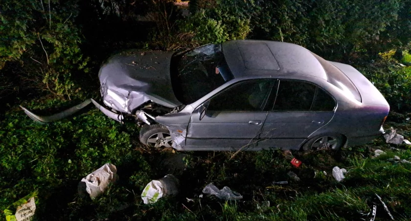 Wypadek w Kietlinie. 80-letni kierowca audi skręcał, wprost pod koła BMW. Dwie osoby odwieziono do szpitala