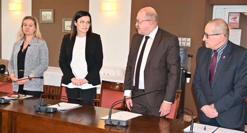 Rada Społeczna Szpitala Powiatowego. Dyrektor zamierza kupić dużo nowego sprzętu. Stary odsprzeda. I dostanie nagrode