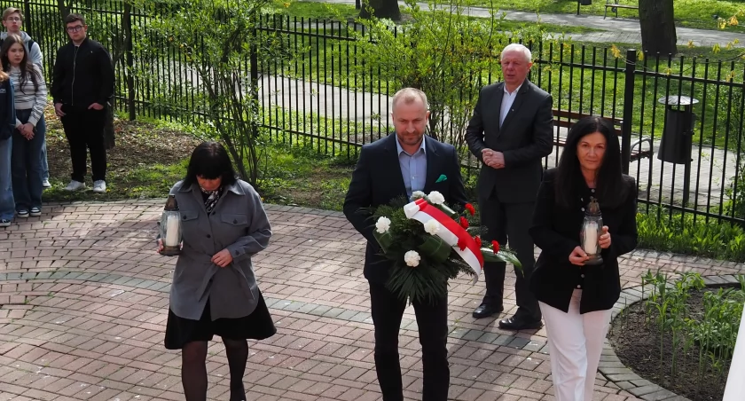Obchody Dnia Pamięci Ofiar Zbrodni Katyńskiej. Msza święta, składanie kwiatów pod epitafium i dębem pamięci. Jest wykład i wystawa