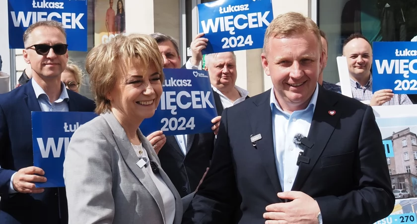 Zdanowska przyjechała wesprzeć Więcka: Rewitalizacja to nie tylko równa jezdnia i prosty chodnik. Jak będzie 30 stopni nie będziemy tu w stanie wytrzymać