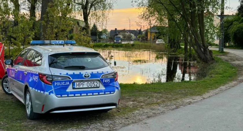 Zwłoki kobiety w stawie w Stobiecku Miejskim. Nie wiadomo, jak długo ciało było w wodzie
