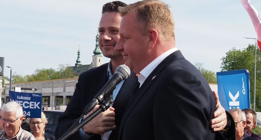 [ZDJĘCIA, WIDEO] Trzaskowski w Radomsku: Jest u was szansa na mądrą zmianę. Jeśli się zmobilizujecie i zagłosujecie na Łukasza Więcka